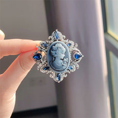 Stylish vintage brooch featuring a unique head design