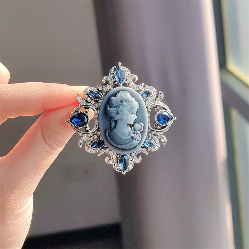 Stylish vintage brooch featuring a unique head design