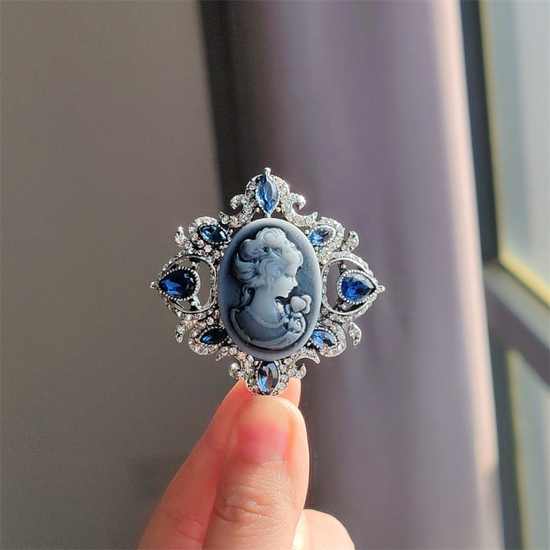 Artistic brooch for classy accessory wear