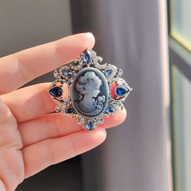 Durable alloy vintage brooch with sparkling details