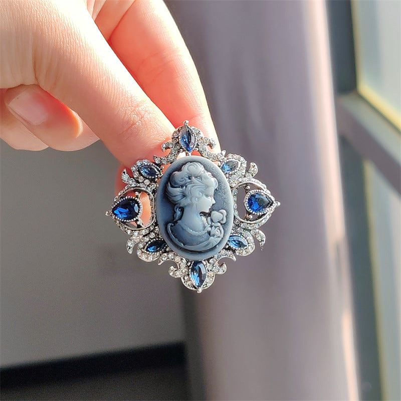Fashion accessory women’s brooch with artistic flair