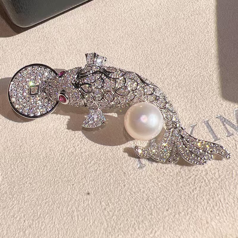 Versatile brooch suitable for all occasions