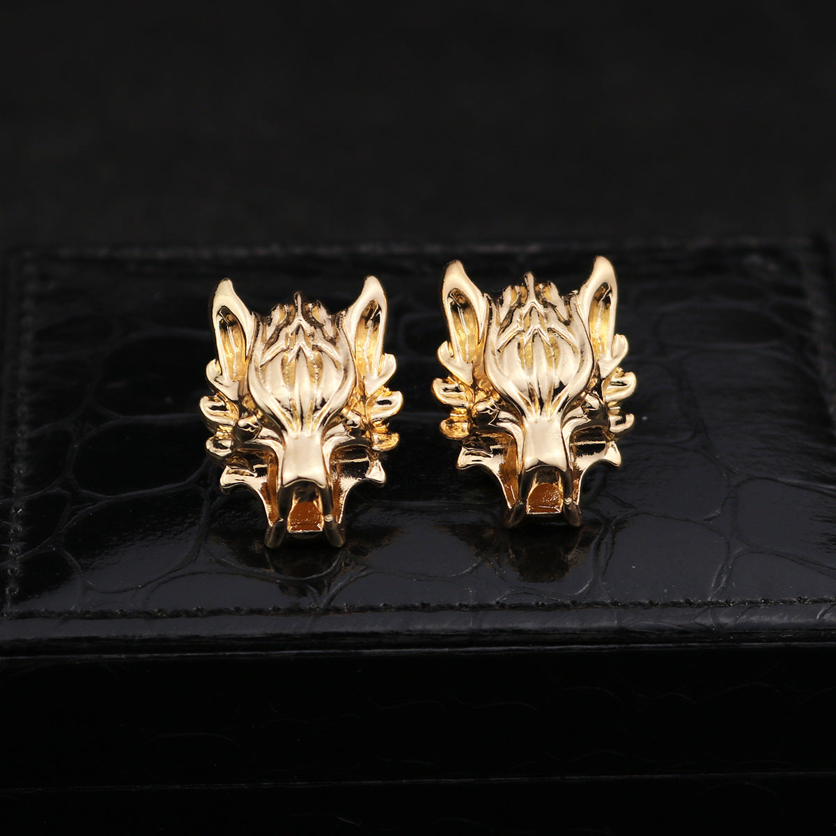 Unique Wolf Design Brooch Feature