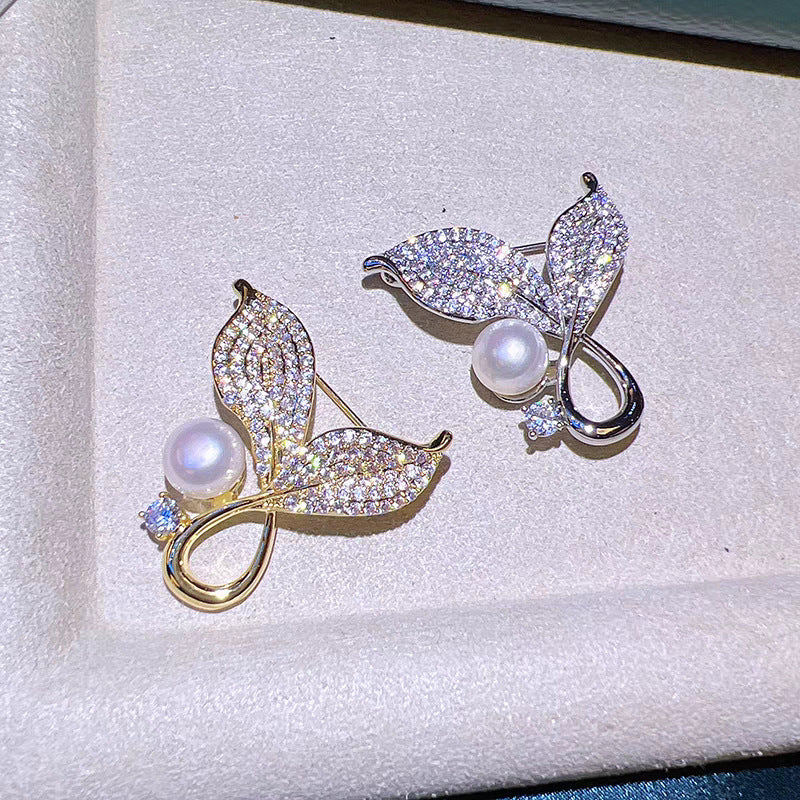 Detail of the secure fastening mechanism of the brooch