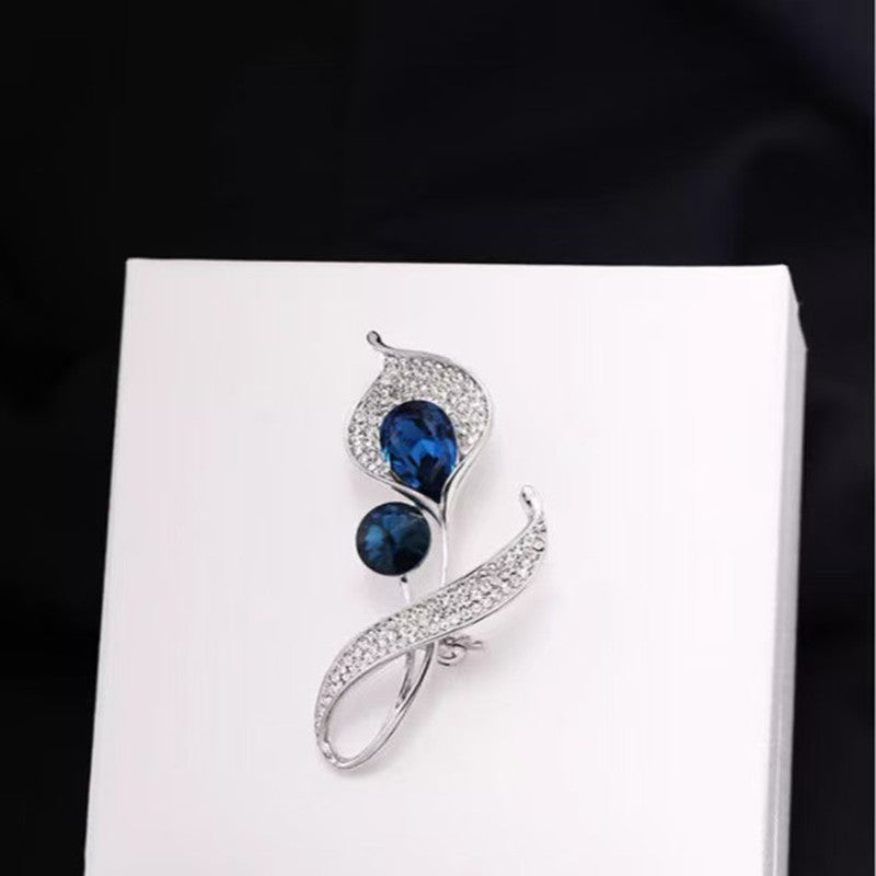 Fashion accessory floral brooch with shine