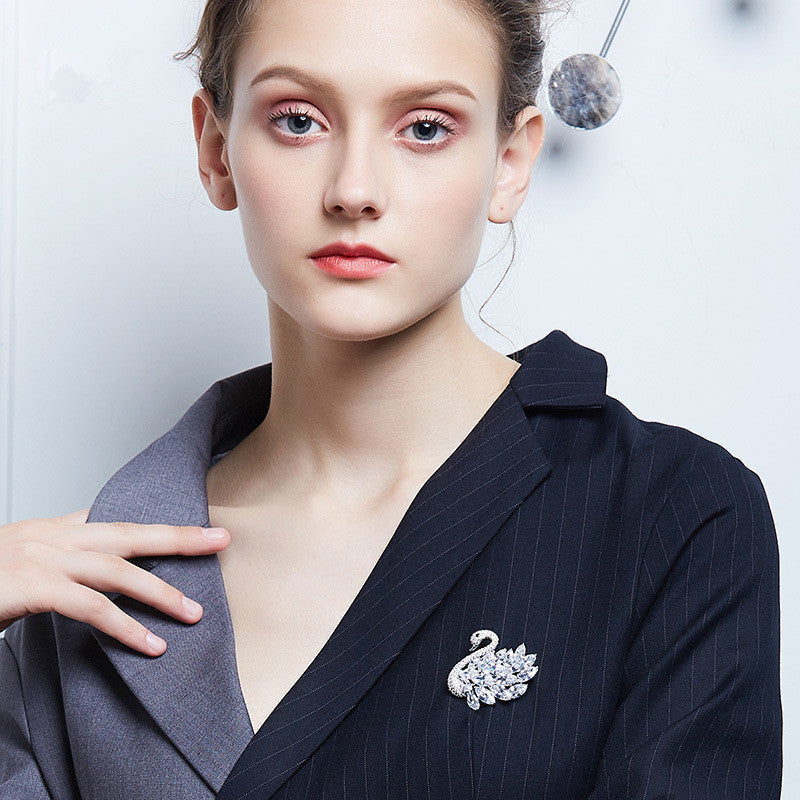 Detailed Look at the Swan Brooch Design