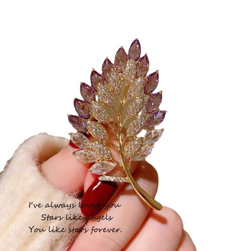 Gold leaf brooch for women's fashion styling