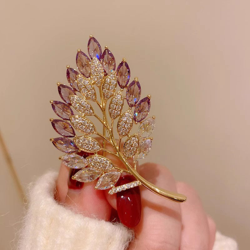 Lightweight brooch suitable for all-day wear