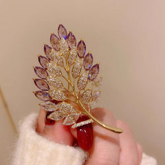Lightweight brooch suitable for all-day wear