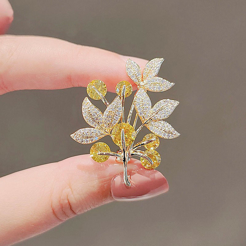 Nature motif brooch for elegant styling