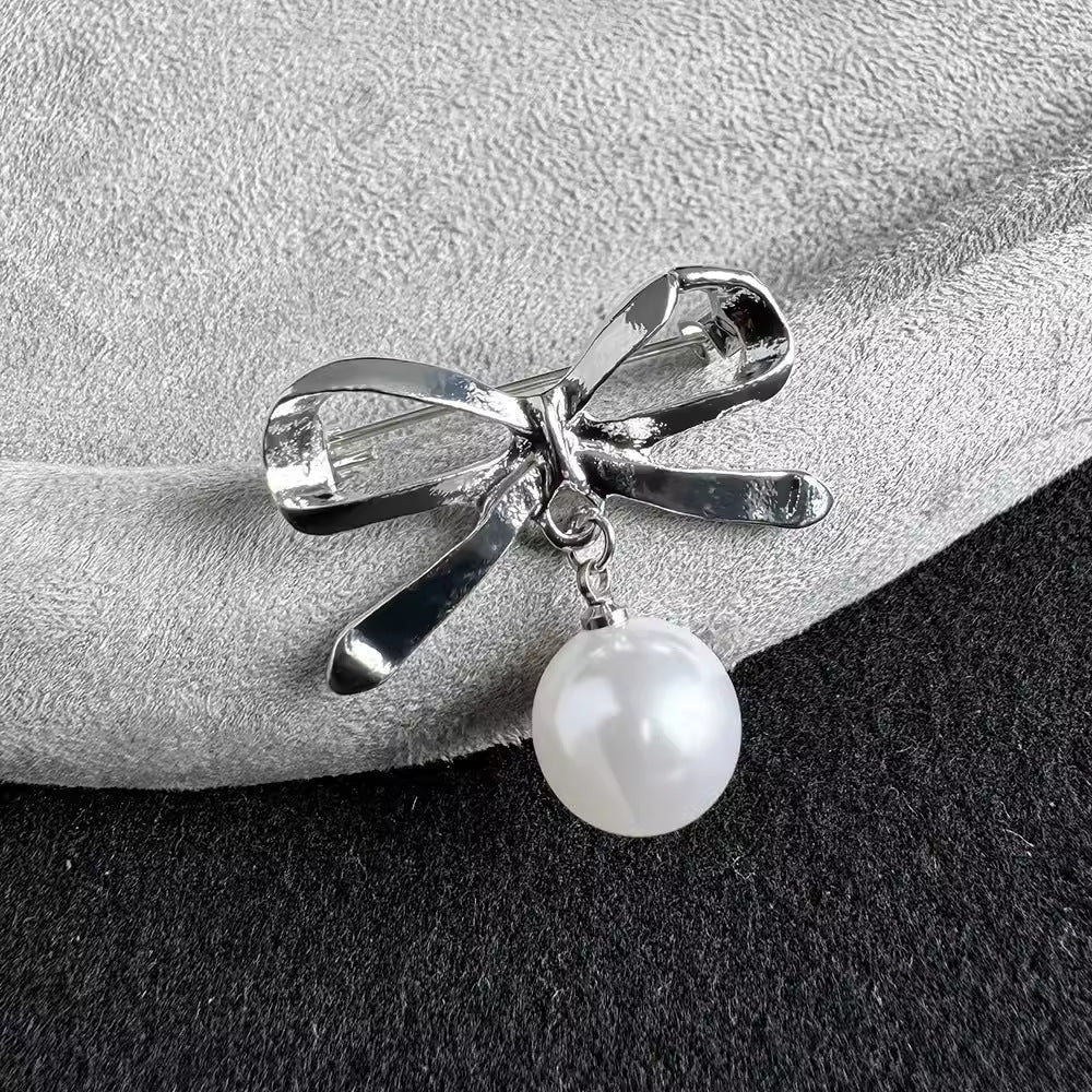 Stylish butterfly brooch with rhinestones and pearls - Image 1