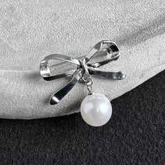 Stylish butterfly brooch with rhinestones and pearls - Image 1
