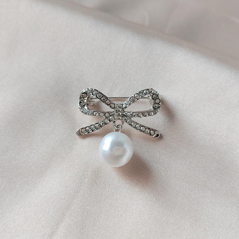 Elegant brooch worn on a jacket - Image 6
