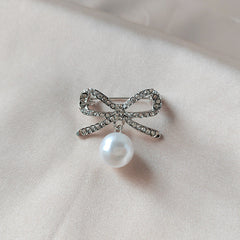 Elegant brooch worn on a jacket - Image 6