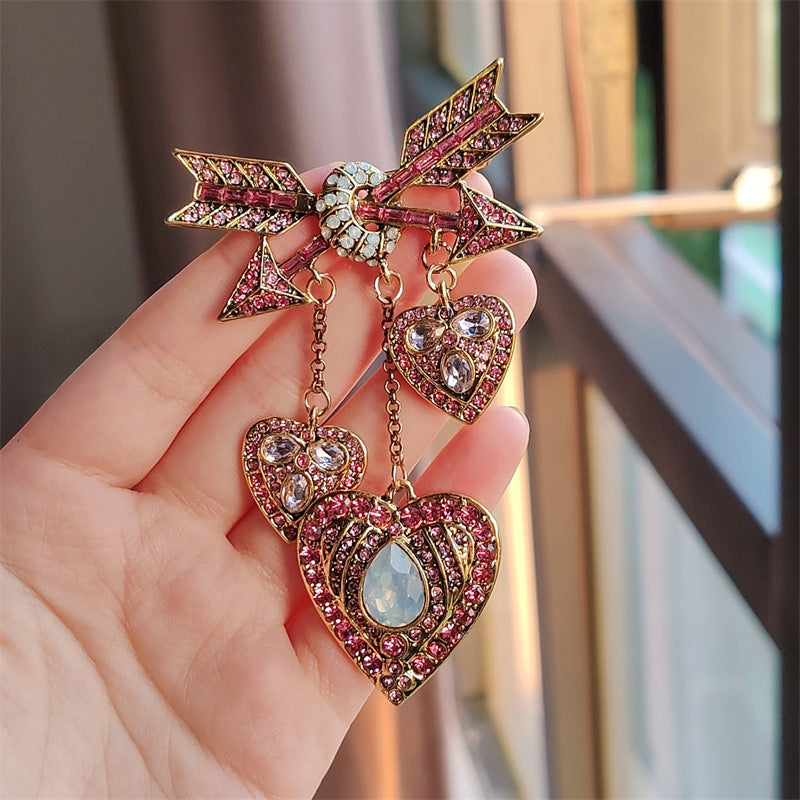 Fashionable vintage brooch with elegant tassel design