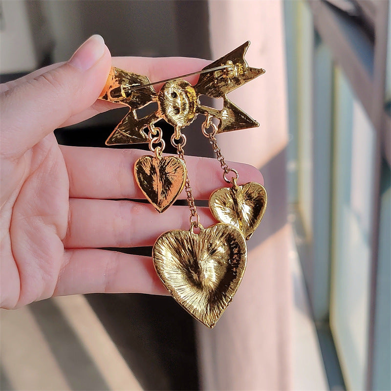 Eye-catching brooch highlighting tassel designs