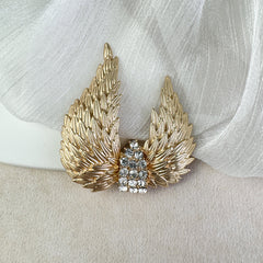 Stylish Gold Wing Brooch Perfect for Coats Image 3