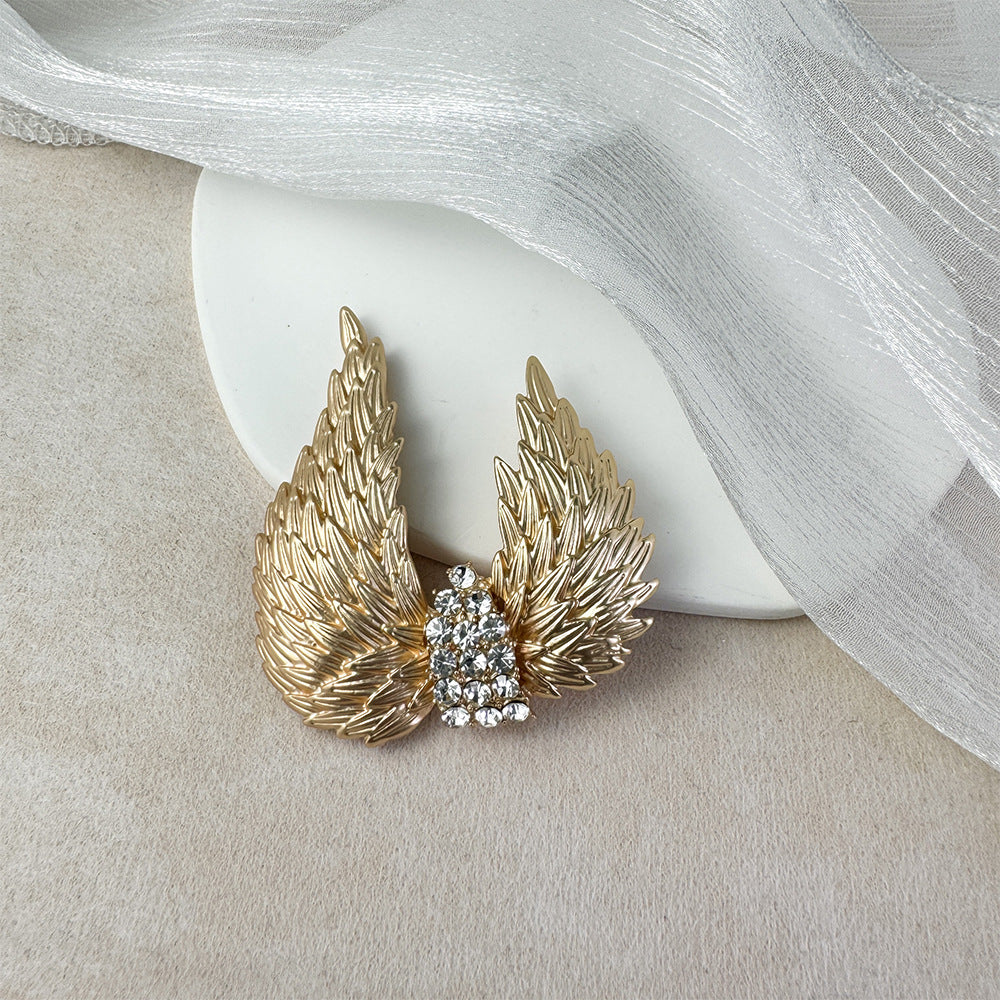 Exquisite Brooch for Special Occasions Image 7