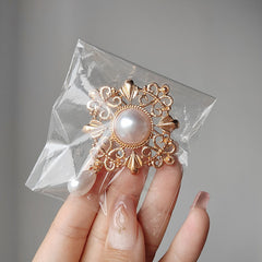 Stylish women's vintage brooch with unique style
