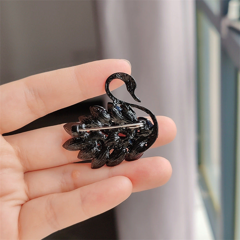 Elegant design of the Swan brooch - Image 2