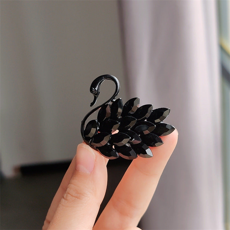 Elegant design of the Swan brooch - Image 2