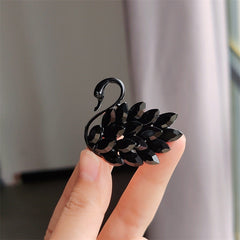 Elegant design of the Swan brooch - Image 2