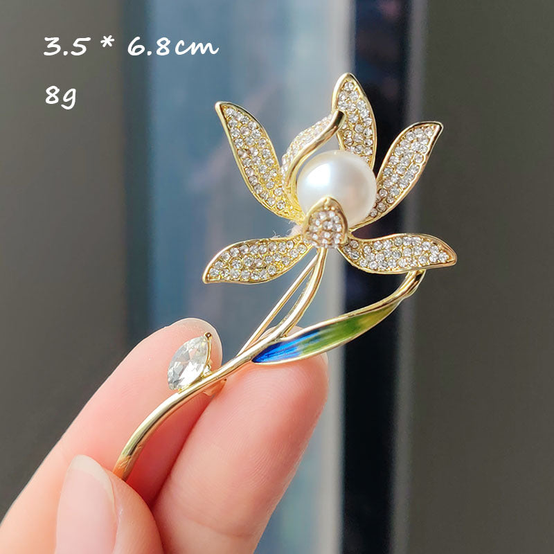 close up of floral brooch displaying details image 2