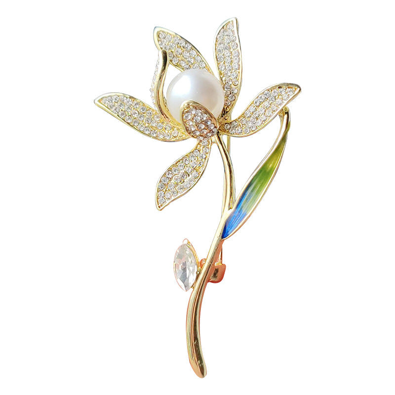 detailed view of the brooch design image 5