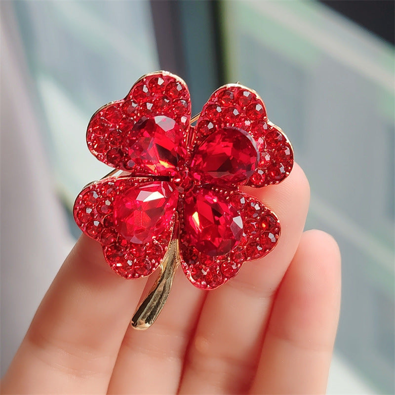 Elegant anti-slip brooch with cat eye design
