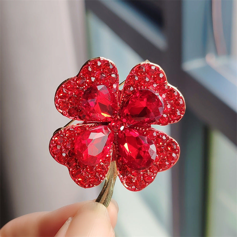 Elegant anti-slip brooch with cat eye design