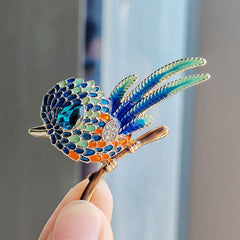 Elegant animal-themed fashion pin