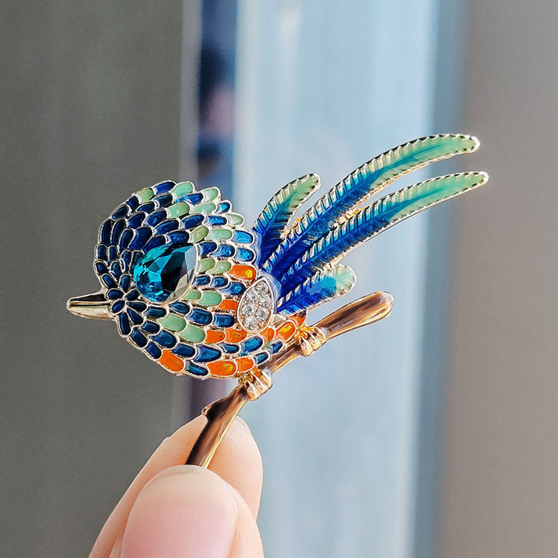 Elegant animal-themed fashion pin