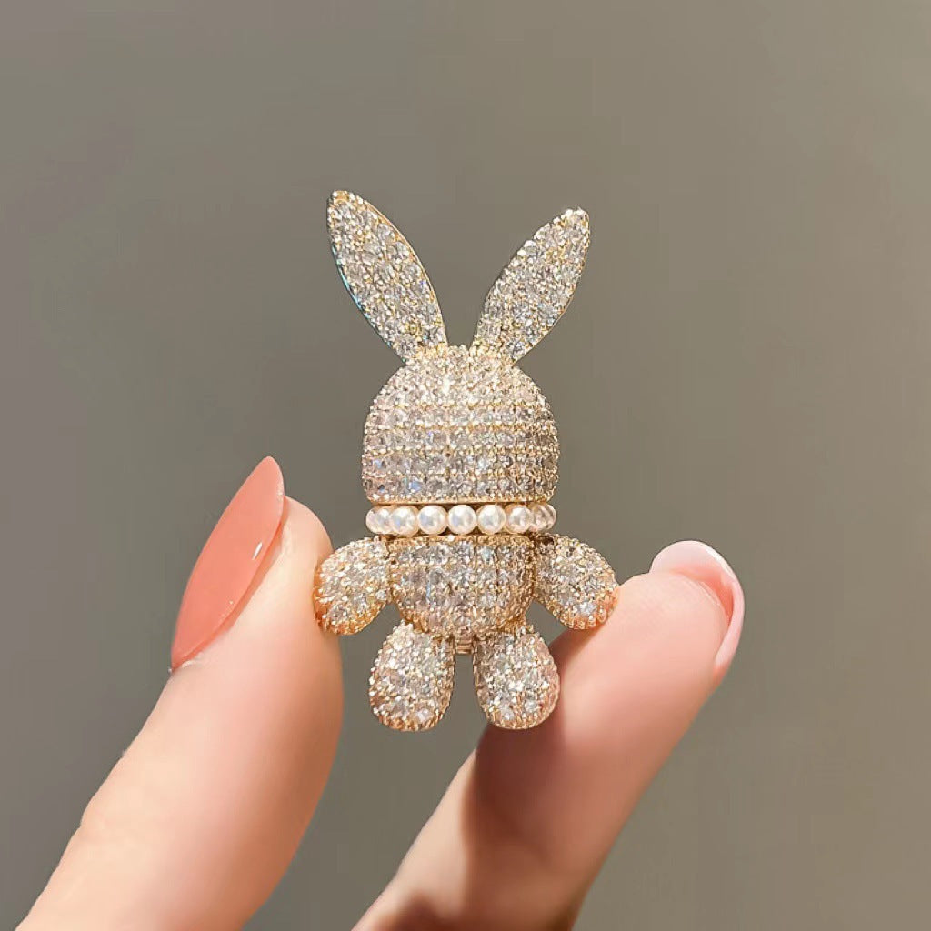 brooch displayed with pearl accessories