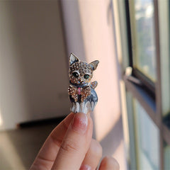 Brooch featuring green-eyed cat design