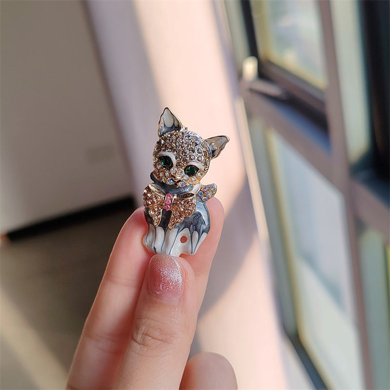Versatile brooch used on a handbag