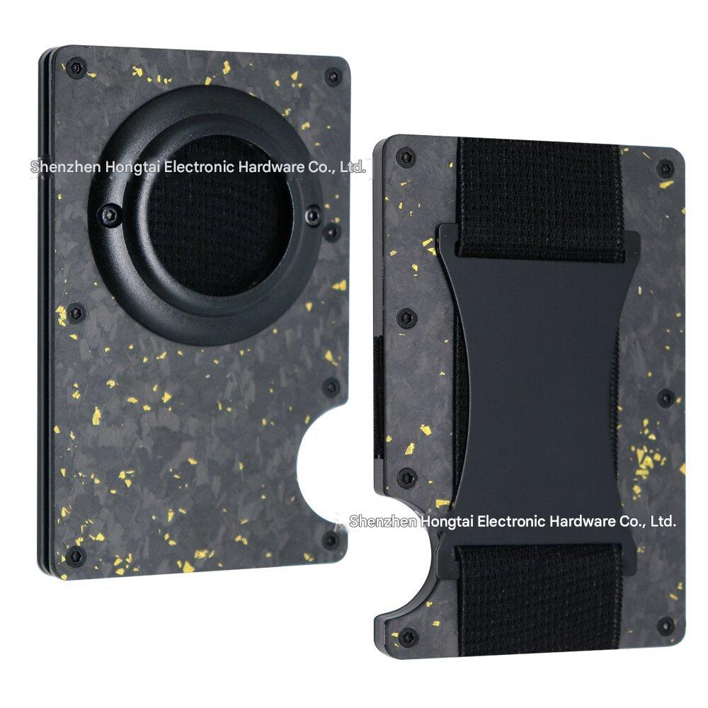 Stylish use of compact wallet on the go