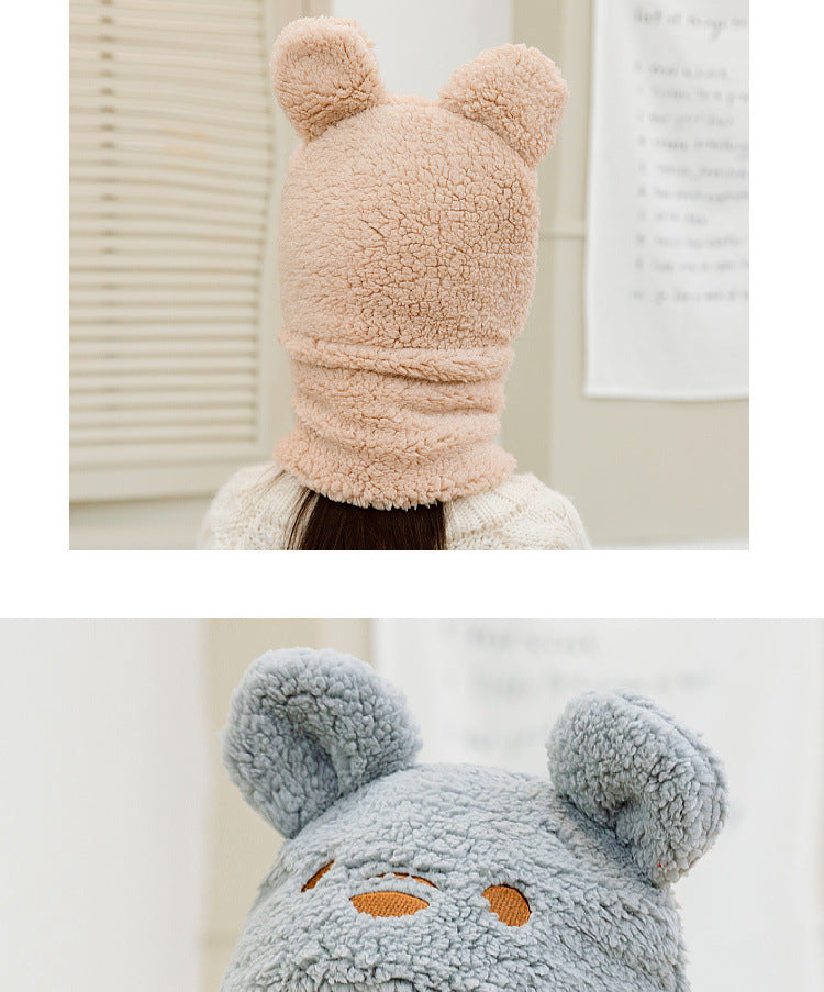 Kids winter hat with bear pattern in ivory colour