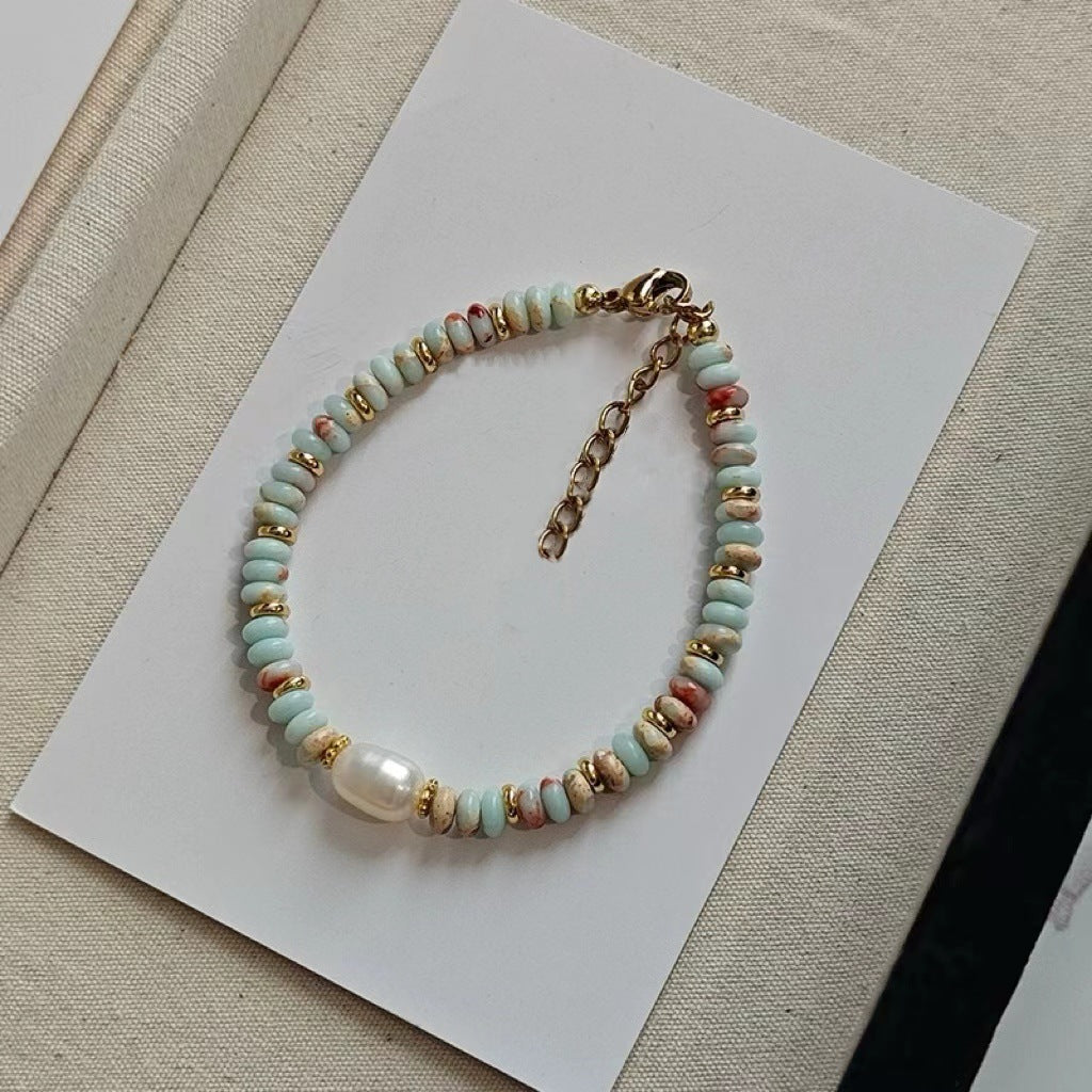 Trendy beaded necklace with colour variations