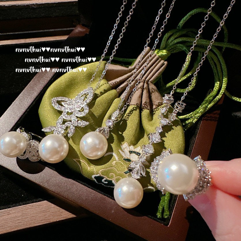 Adjustable length of butterfly pearl necklace