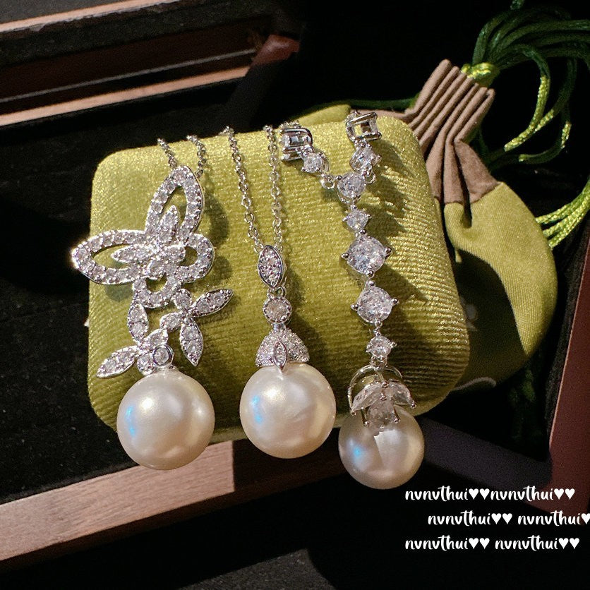 Pearl necklace with deep sea beads