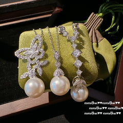 Pearl necklace with deep sea beads