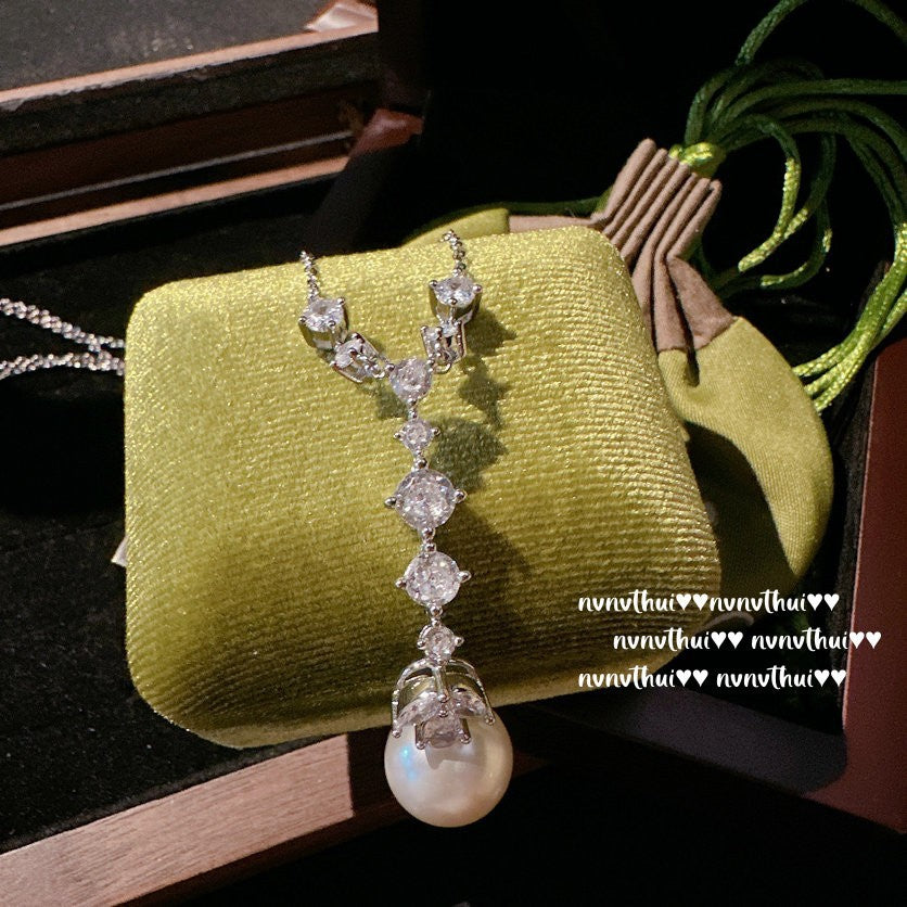 Elegant butterfly motif on zircon necklace