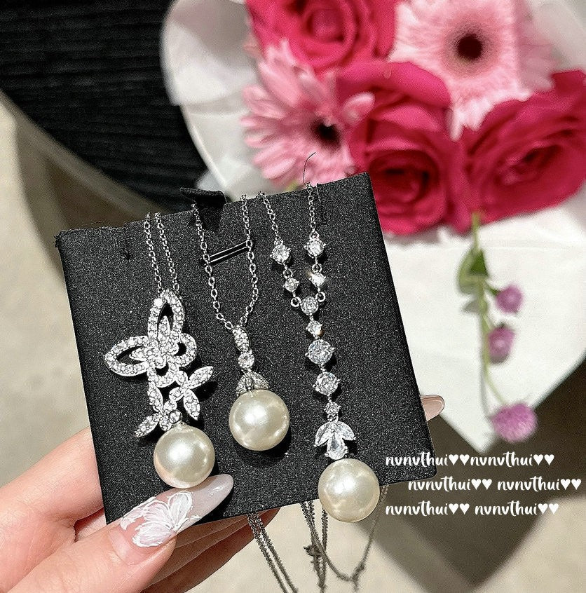 Pearl necklace with deep sea beads