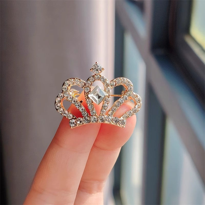 Stylish alloy pin with crown design