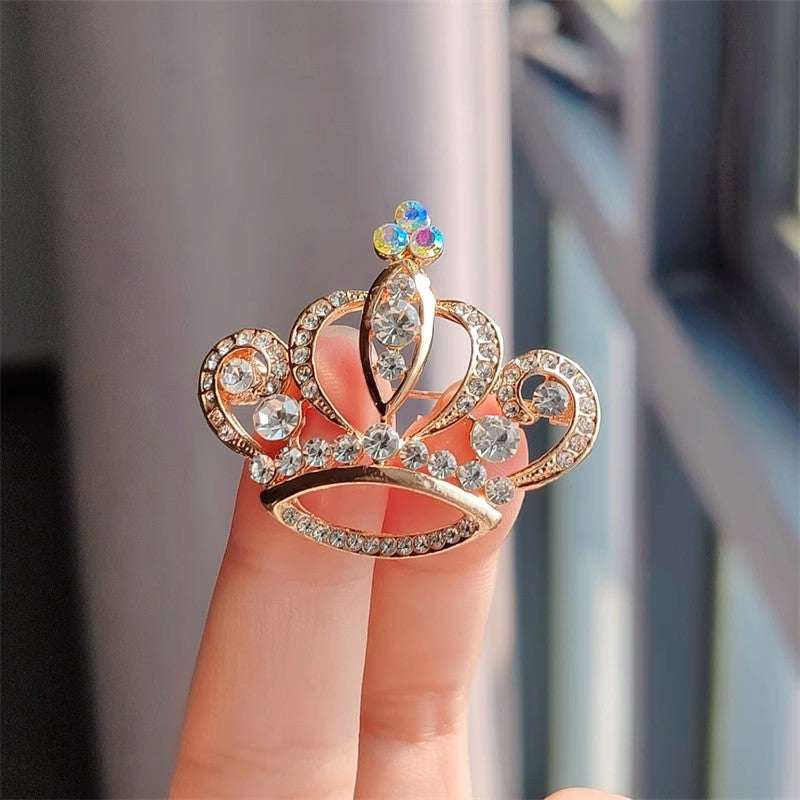Elegant rhinestone crown brooch design