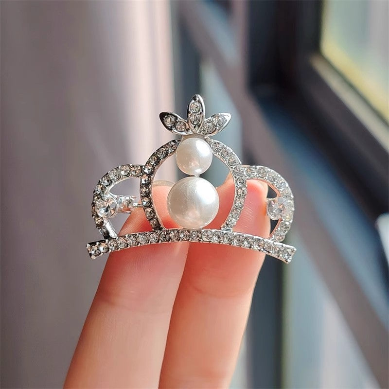 Alloy crown brooch with sparkling detail