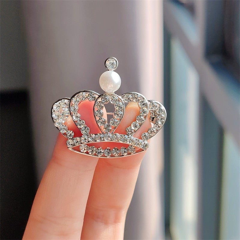 Versatile crown brooch for all occasions
