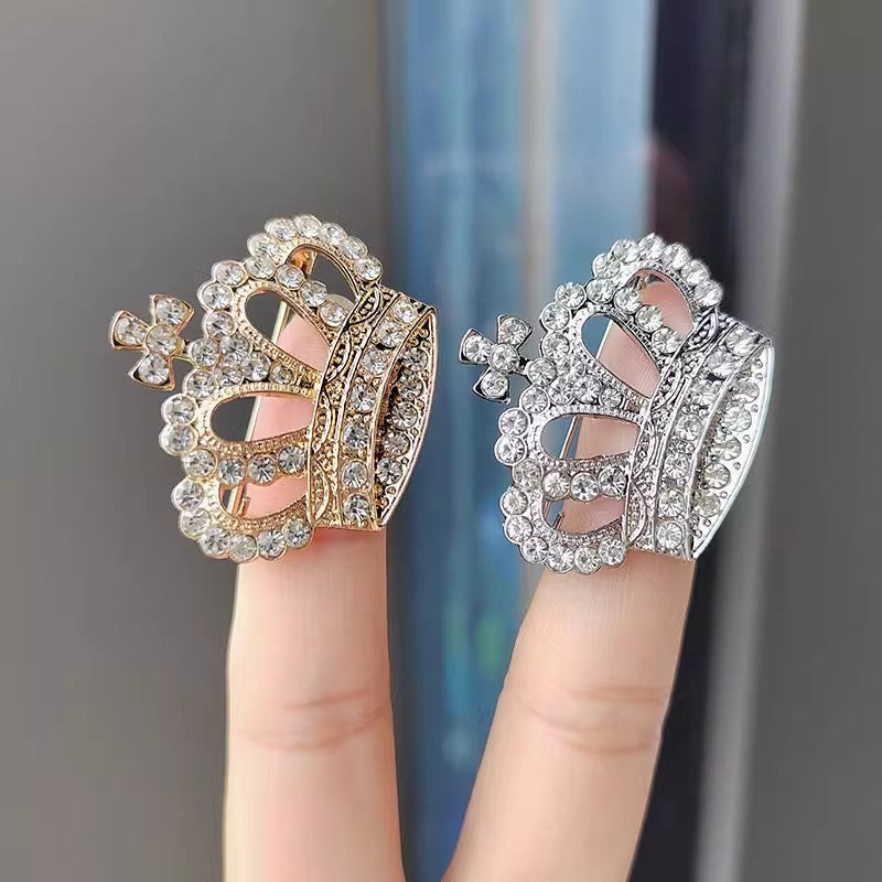 Elegant rhinestone crown brooch design