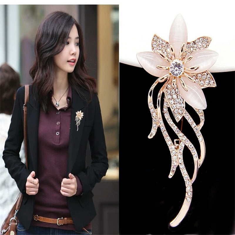 Unique design of the cat's eye brooch