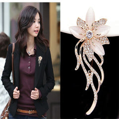 Unique design of the cat's eye brooch